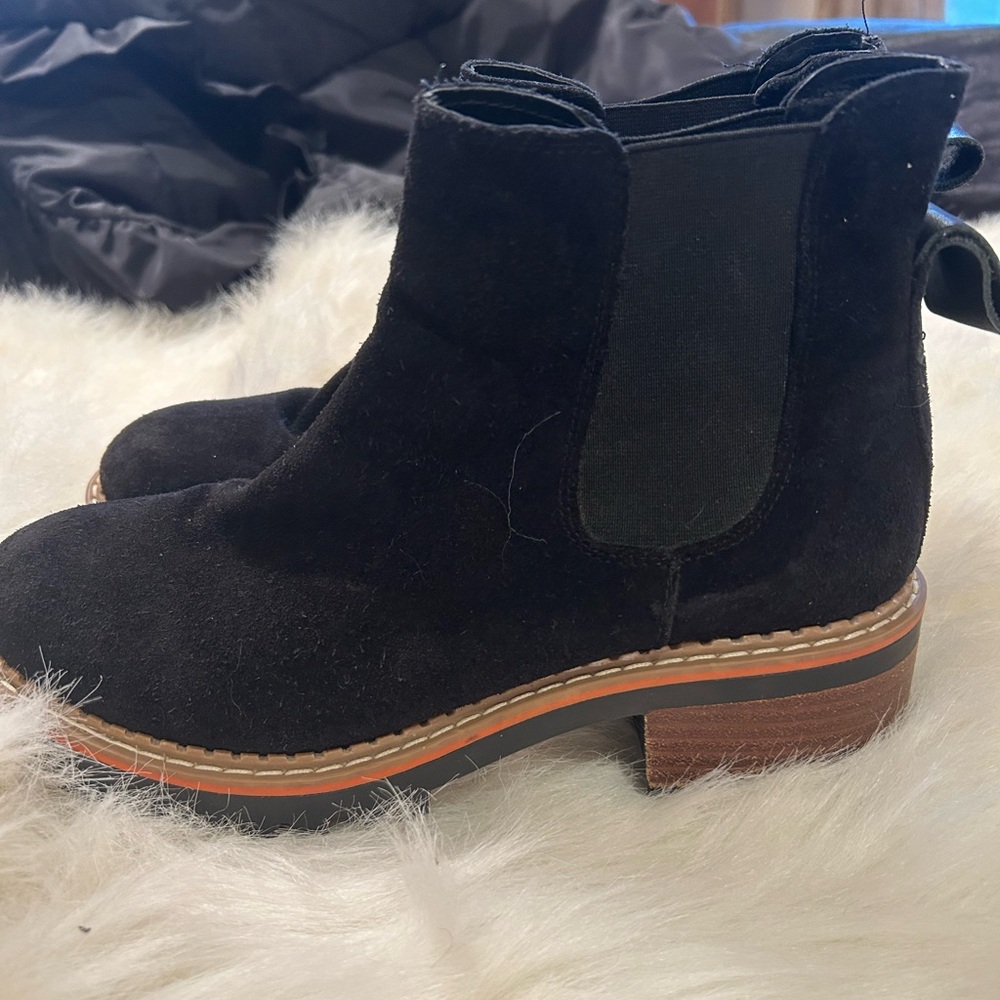 Universal Thread Size 8 Leather Boots - image 1